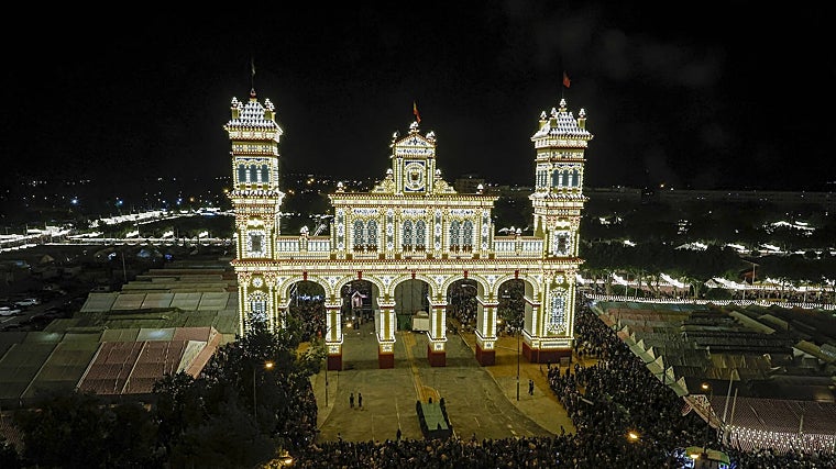 Portada de la feria de Sevilla 2023 tras el alumbrado