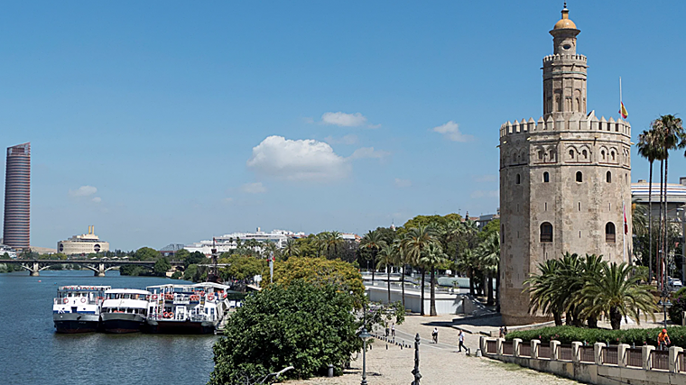 Imagen de la Torre del Oro, uno de los monumentos junto a los que pasear durante l primavera en Sevilla