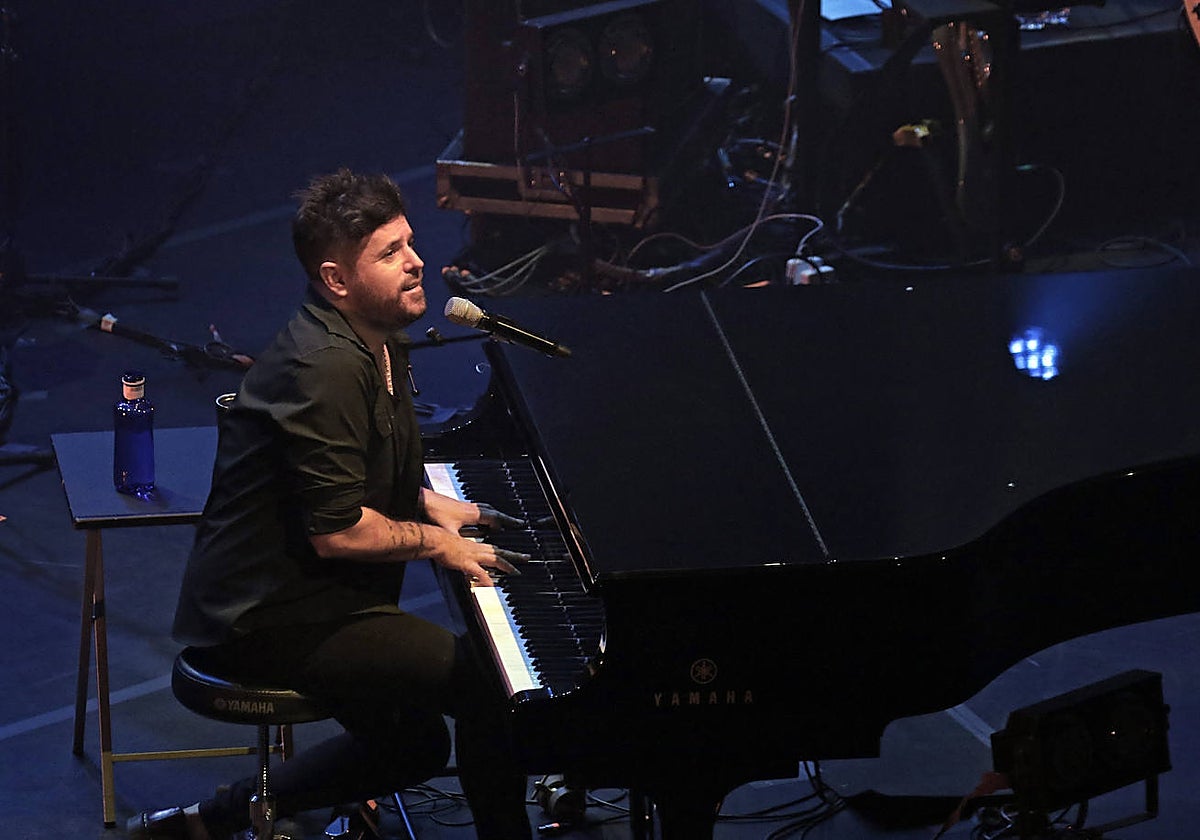 Pablo López tocando el piano durante su concierto en el Palacio de Congresos de Sevilla