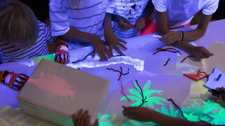 En este taller, que se celebra en el Caixaforum de Sevilla, los niños pueden conocer el funcionamiento de la luz y la percepción en el cerebro