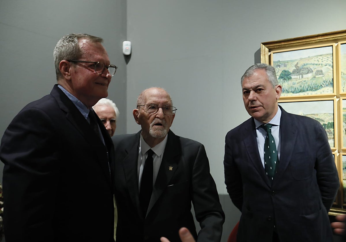El comisario de la muestra, Juan Lacomba, el pintor José Luis Mauri y el alcalde de Sevilla, José Luis Sanz en la exposición