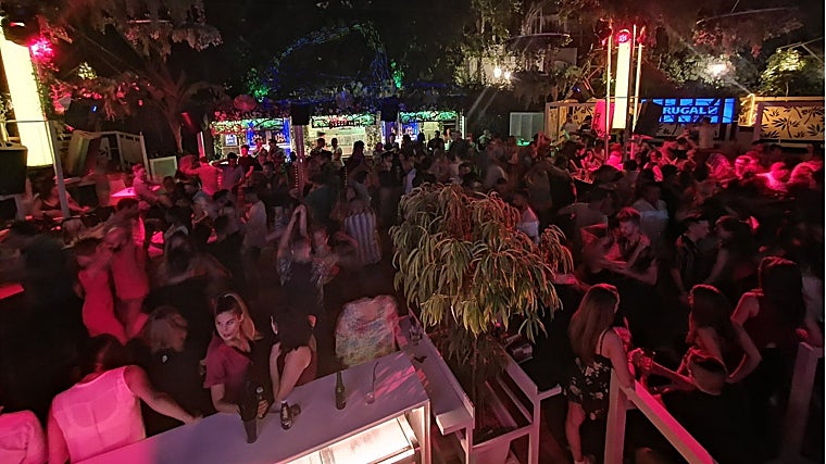 Ambiente en Casino Terraza durante una noche de verano