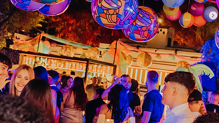 Ambiente en Terraza Blindo durante una noche de verano