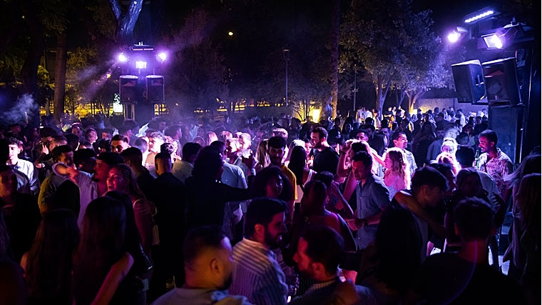 Ambiente en Terraza Líbano una noche de verano en Sevilla