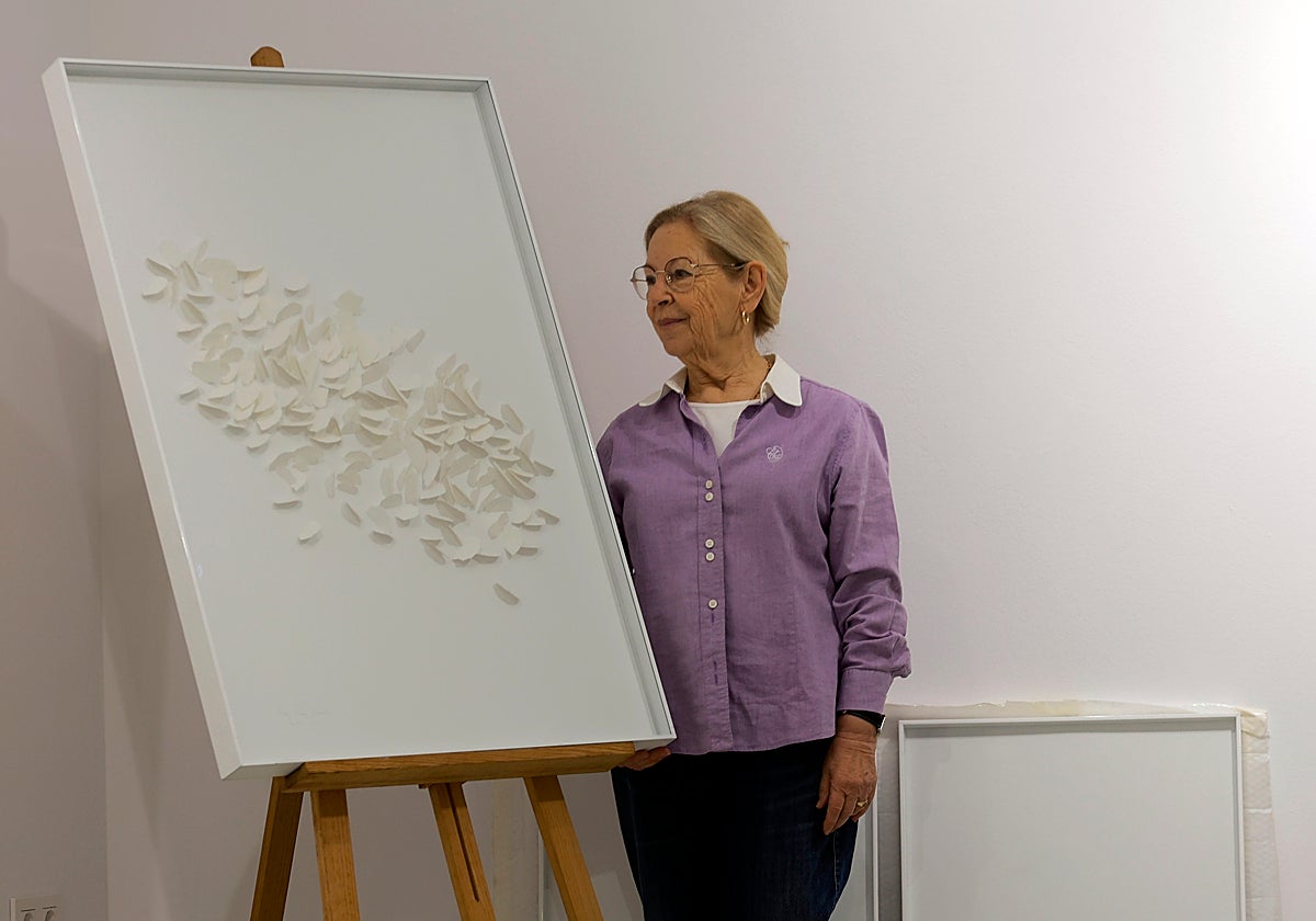 Paz Pérez Ramos junto a una de sus obras recientes