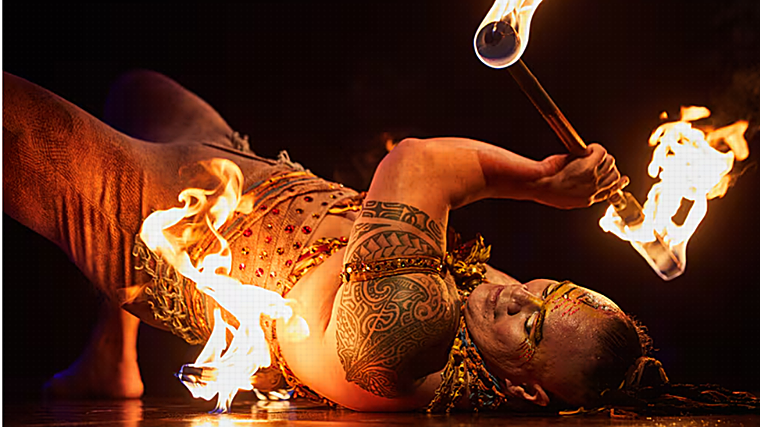 Momento de las barras de fuego durante el espectáculo 'Alegría'