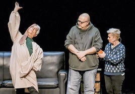 Miguel Caiceo viste de humor el Alzheimer en la obra 'En el baúl de mis recuerdos' en el Teatro Távora de Sevilla