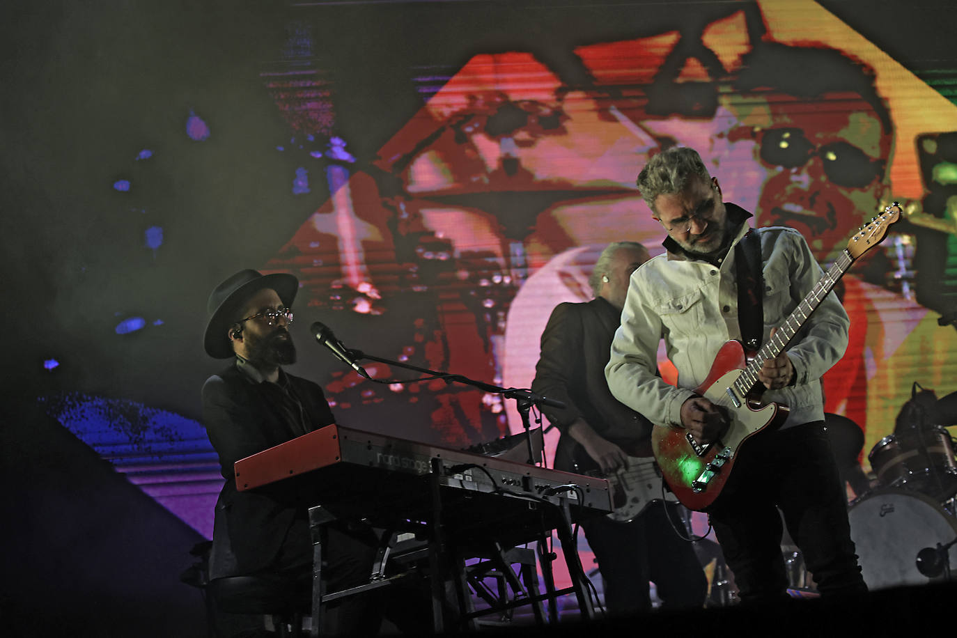 La actuación de Love of Lesbian en el Festival Interestelar conquista al público en Sevilla