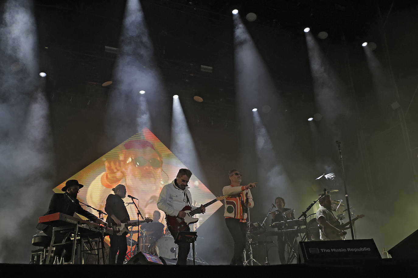 La actuación de Love of Lesbian en el Festival Interestelar conquista al público en Sevilla