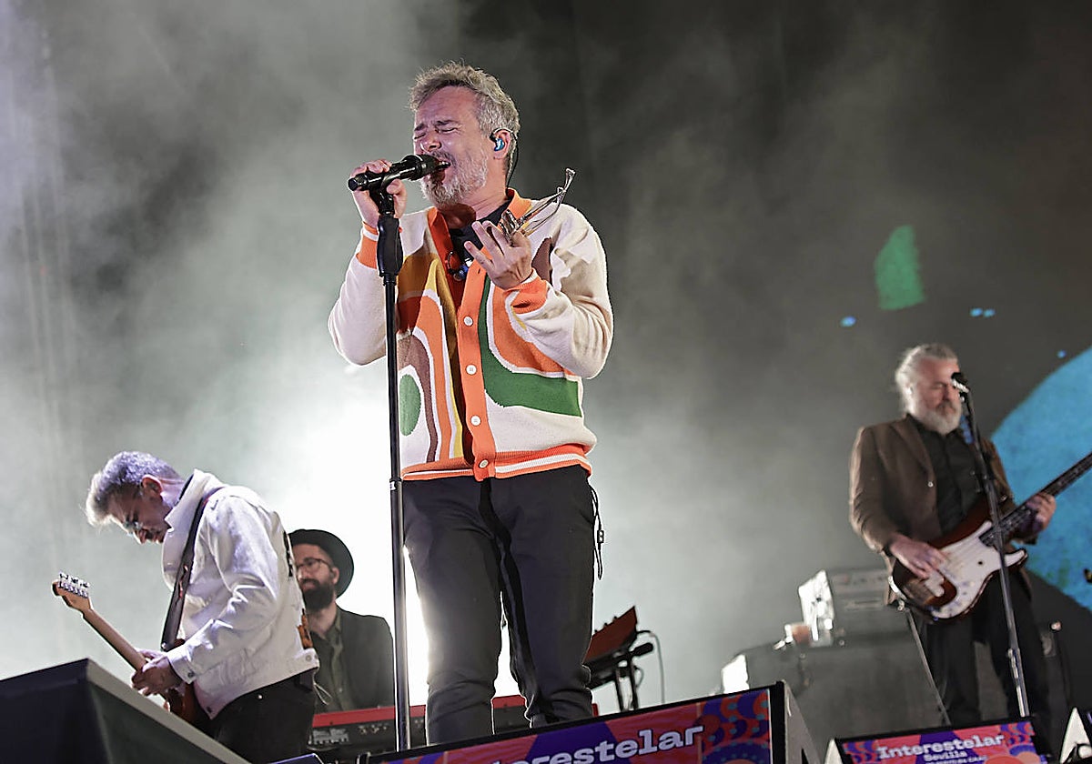 La actuación de Love of Lesbian en el Festival Interestelar conquista al público en Sevilla