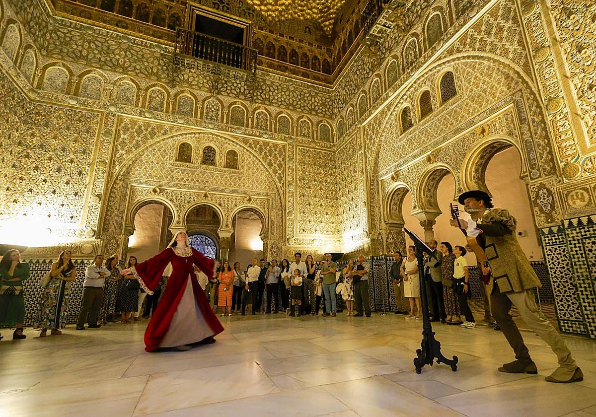 Primera visita teatralizada del Alcázar del verano, el pasado jueves 23 de mayo