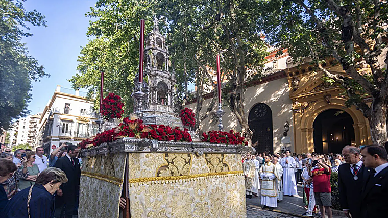 La custodia del Corpus de la Magdalena, junto a su parroquia