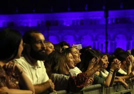Público en primera fila en un concierto celebrado en Sevilla