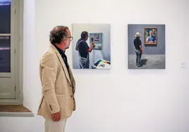 El pintor Javier Buzón ante uno de los cuadros de la exposición en la galería Rafael Ortiz