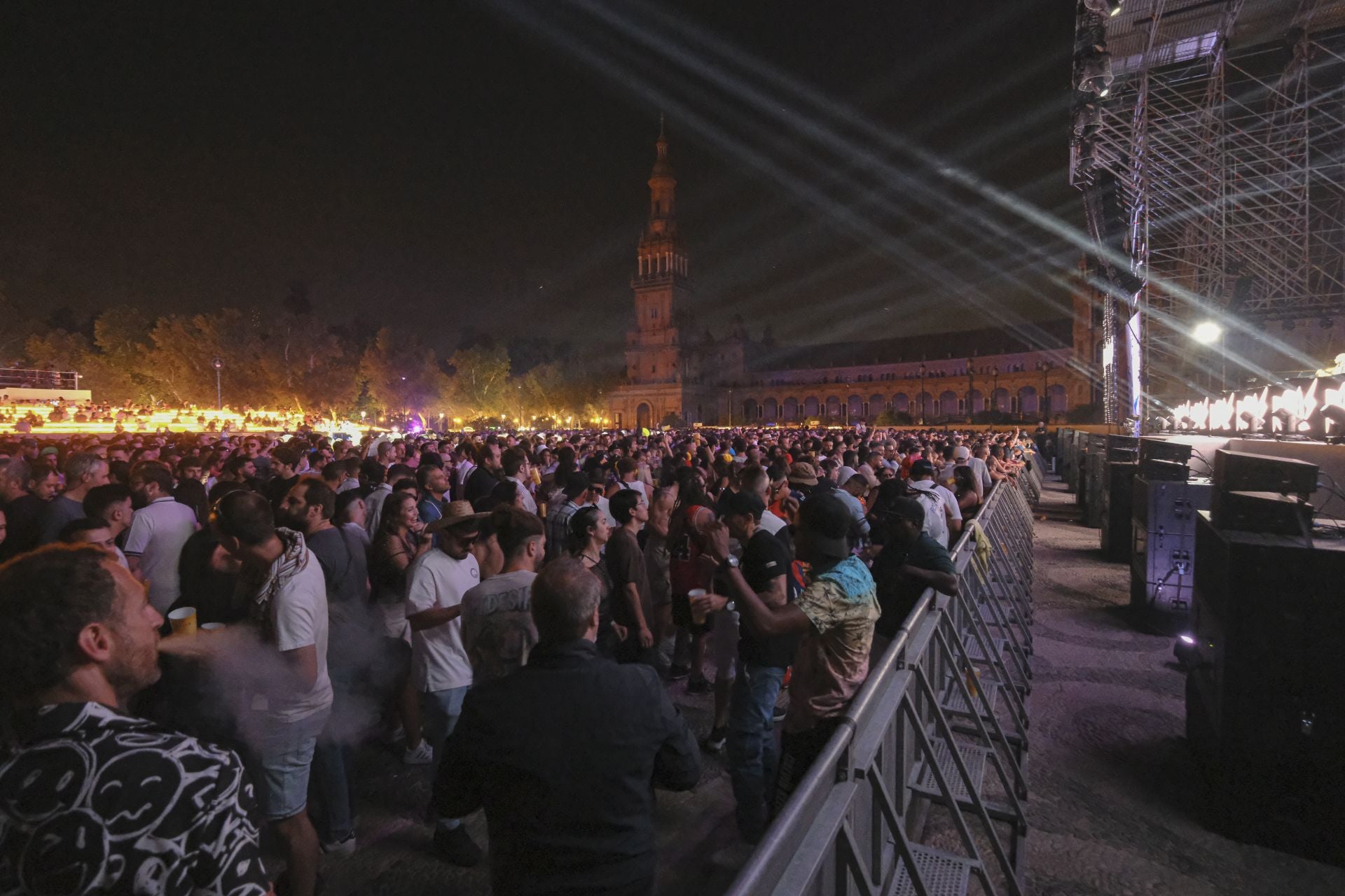 Icónico concierto de Carl Cox en la Plaza de España de Sevilla