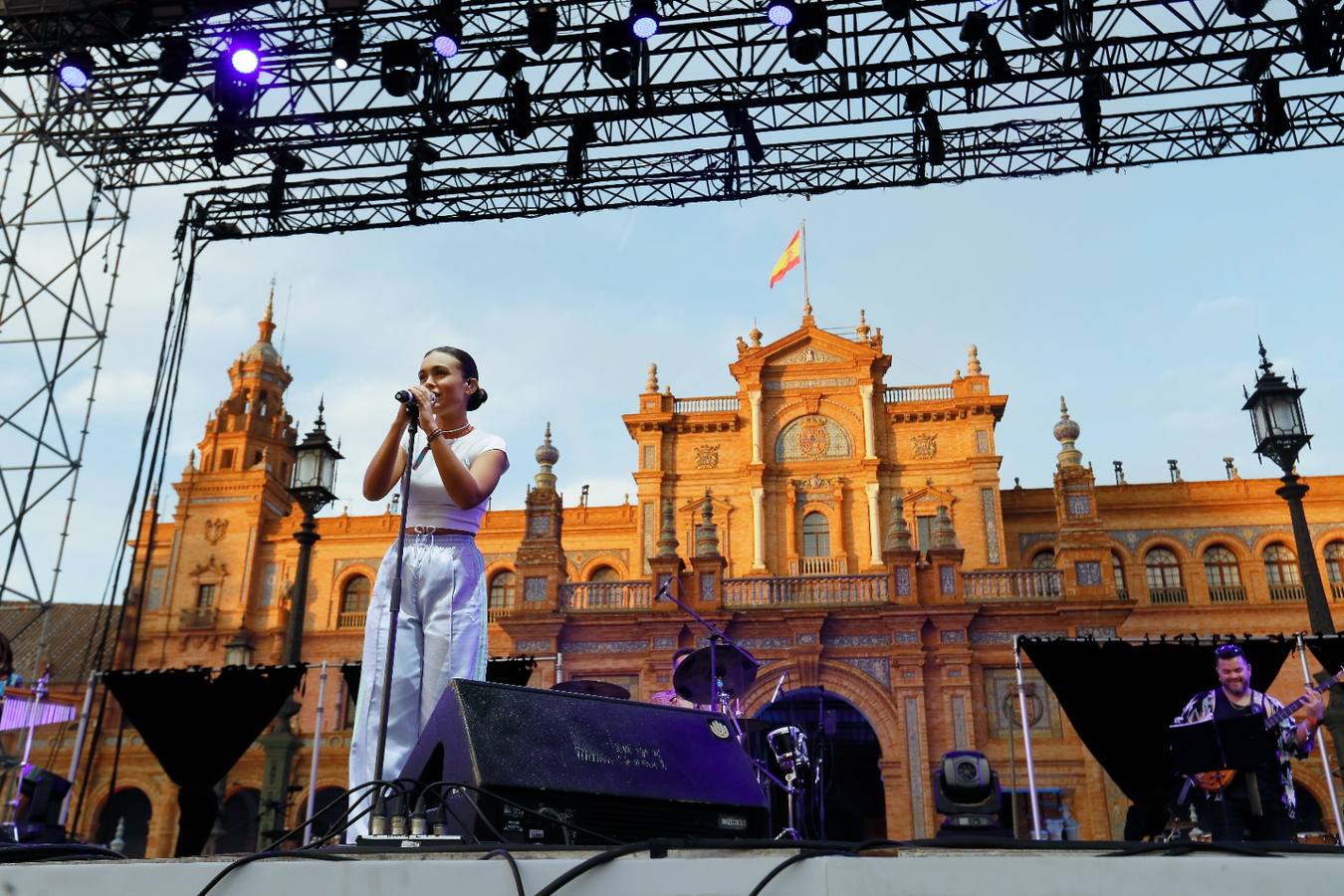 Marta Santos abrió la jornada del viernes en el Icónica y calentó motores antes del concierto de Raule