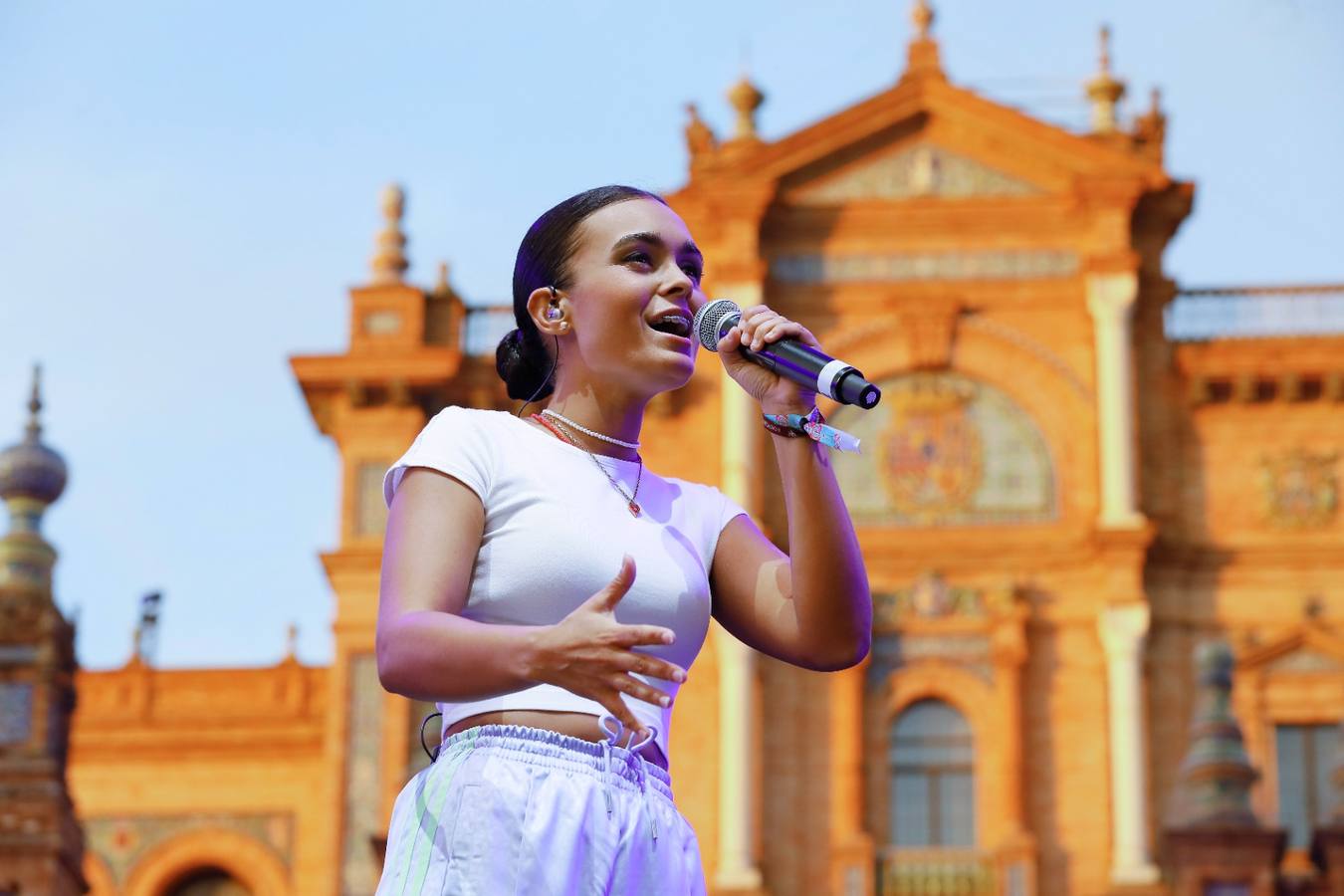 Marta Santos abrió la jornada del viernes en el Icónica y calentó motores antes del concierto de Raule