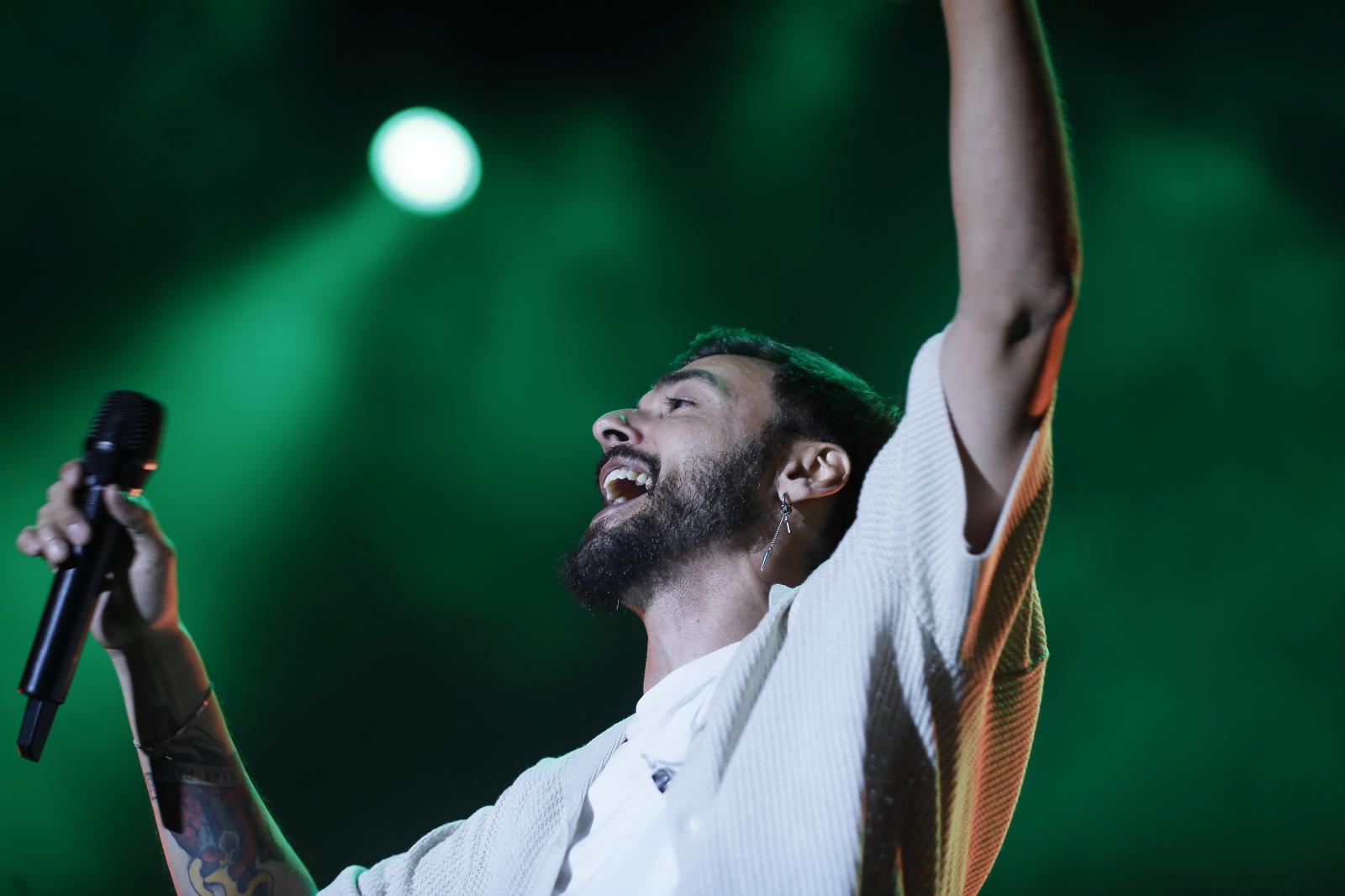 Un instante de la actuación del artista Raule en la Plaza de España este viernes