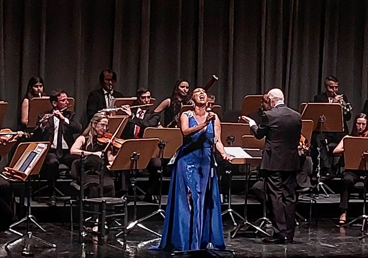 Esperanza Fernández acompañada por el maestro Thomas