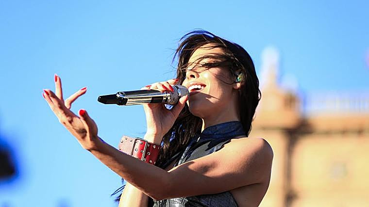 El rollo de Danna Paola, Álvaro de Luna, Taburete y la Bresh llenan de brillo el Icónica Santalucía Sevilla Fest