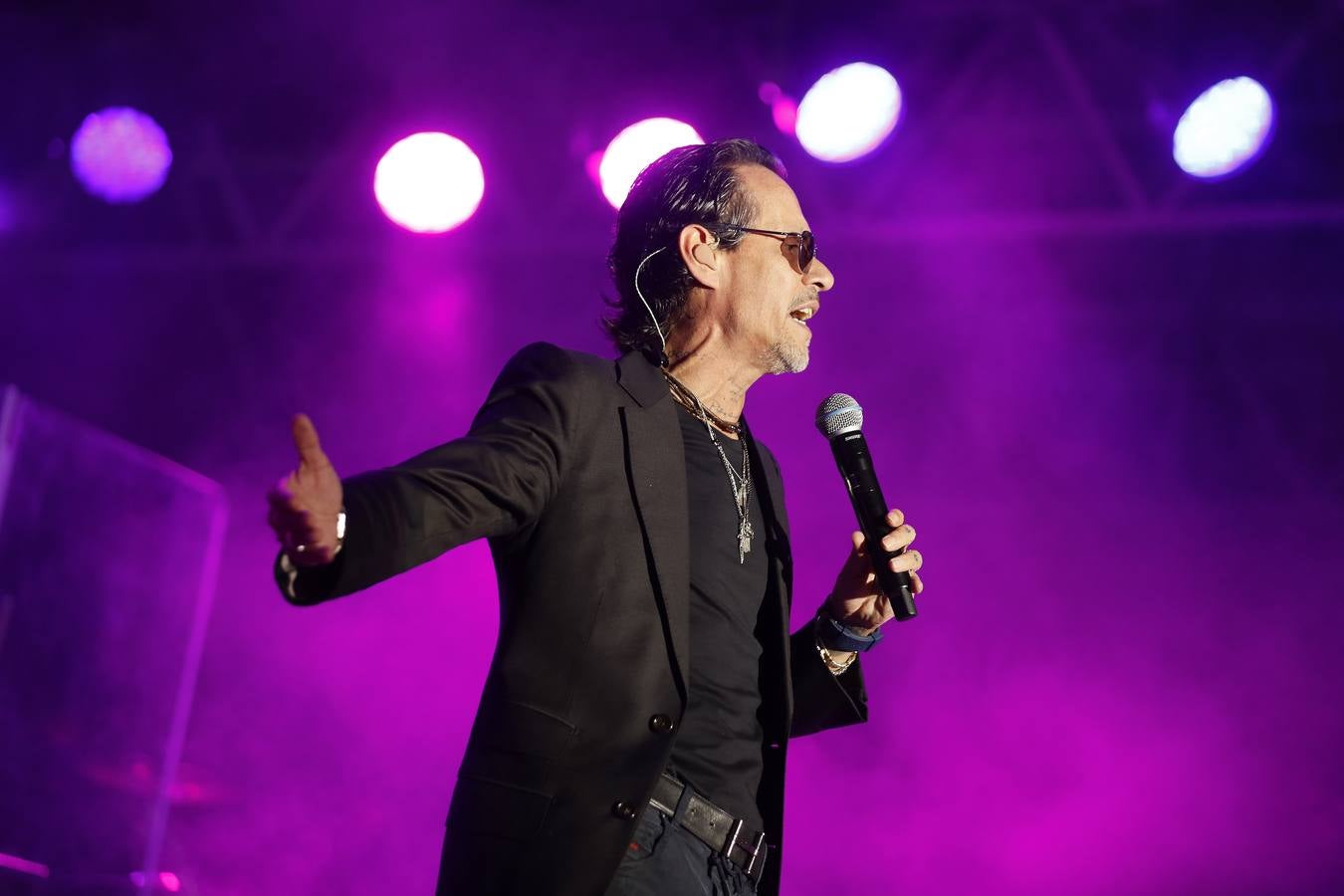 El artista latino durante su actuación este domingo en el escenario de la Plaza de España del Icónica 