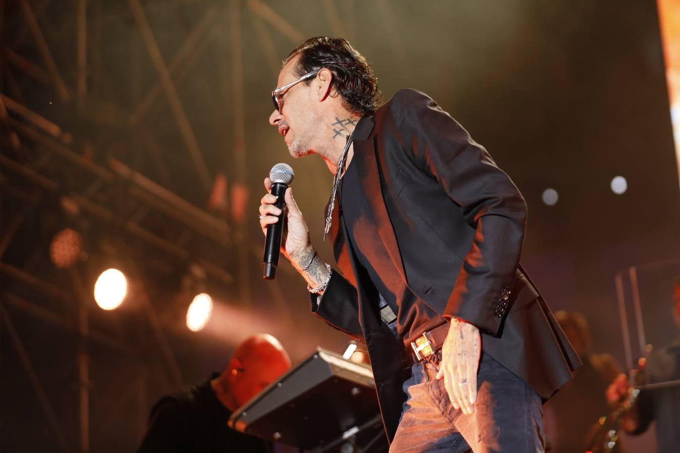 El artista latino durante su actuación este domingo en el escenario de la Plaza de España del Icónica 