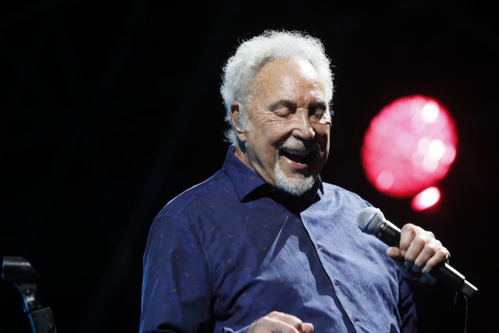 Tom Jones, durante su concierto en la Plaza de España de Sevilla