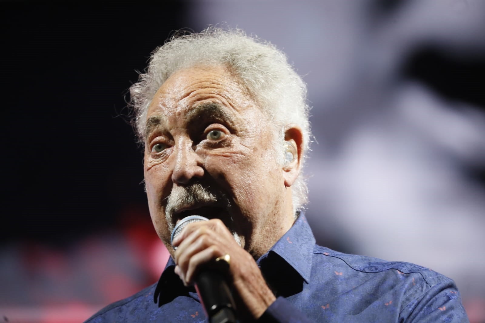 Tom Jones, durante su concierto en la Plaza de España de Sevilla