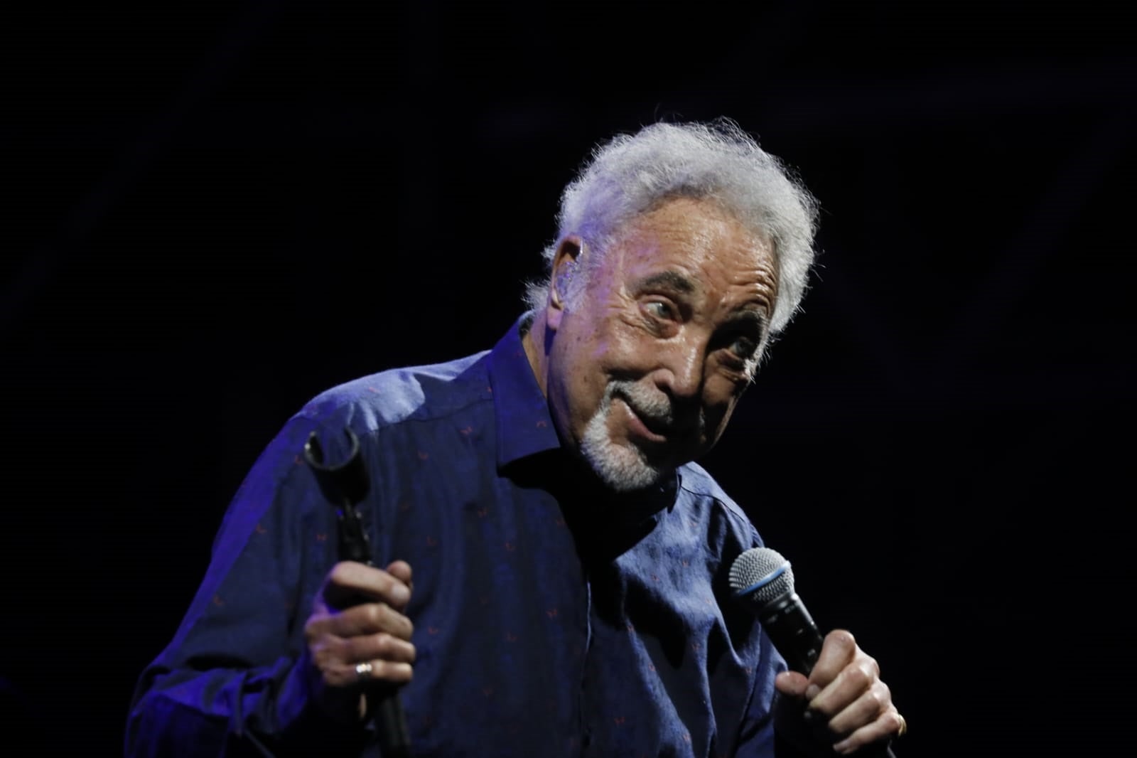 Tom Jones, durante su concierto en la Plaza de España de Sevilla