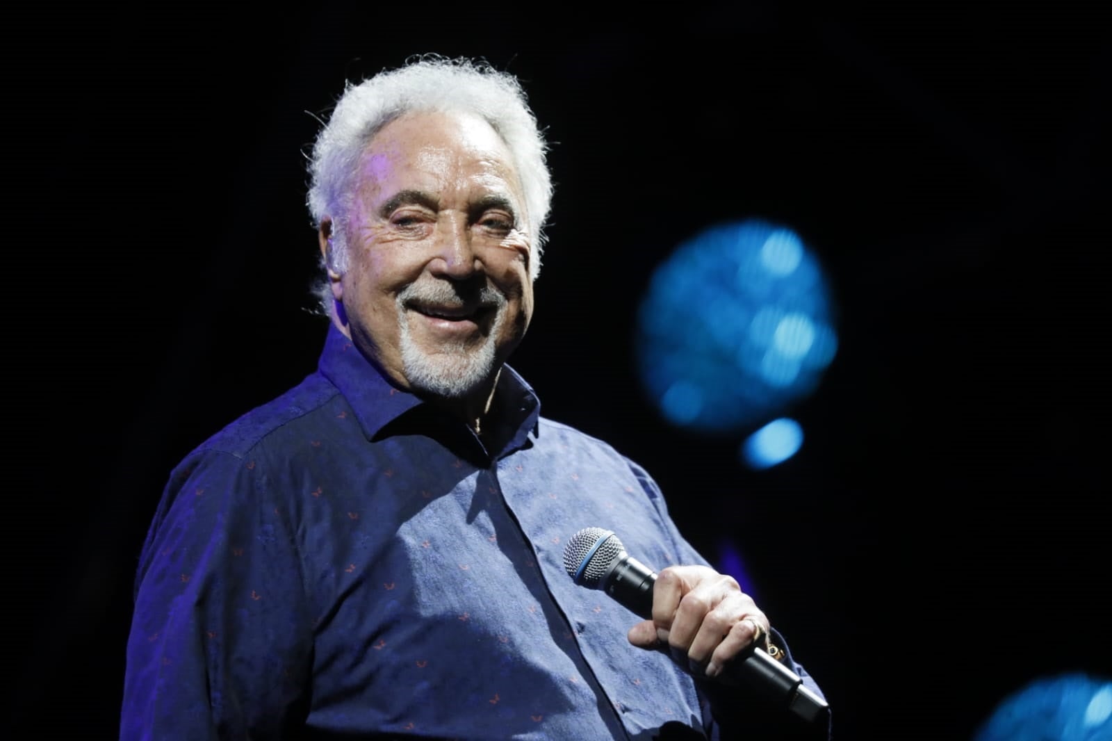 Tom Jones, durante su concierto en la Plaza de España de Sevilla