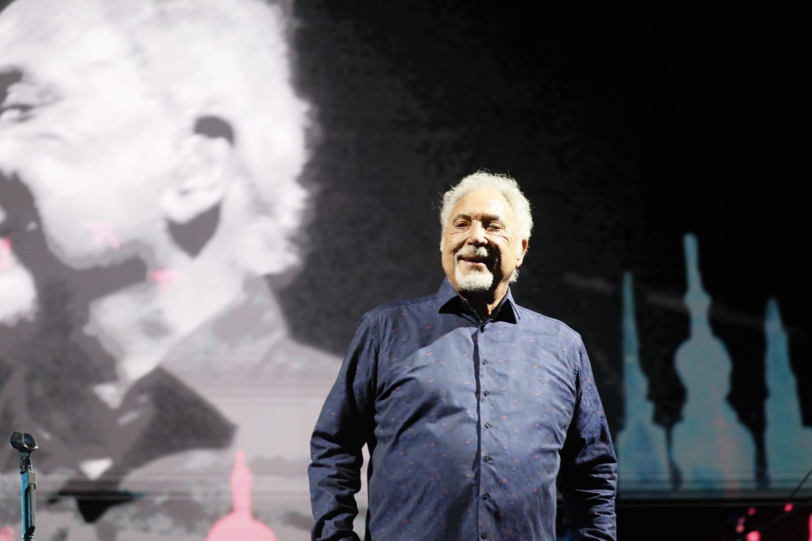 Tom Jones, durante su concierto en la Plaza de España de Sevilla