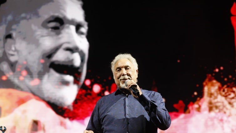 Tom Jones llena la Plaza de España de Sevilla con su voz