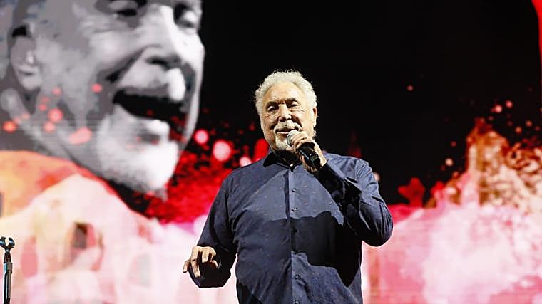 Tom Jones llena de calor la fría noche sevillana