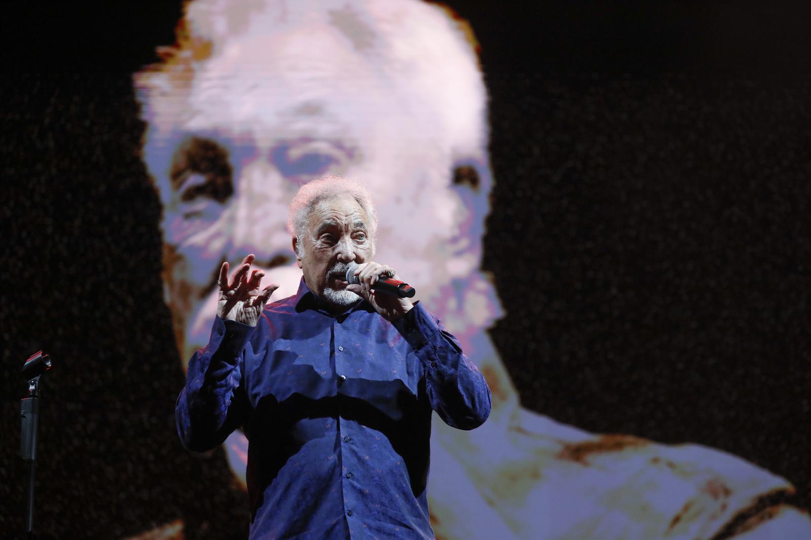 Tom Jones, durante su concierto en la Plaza de España de Sevilla