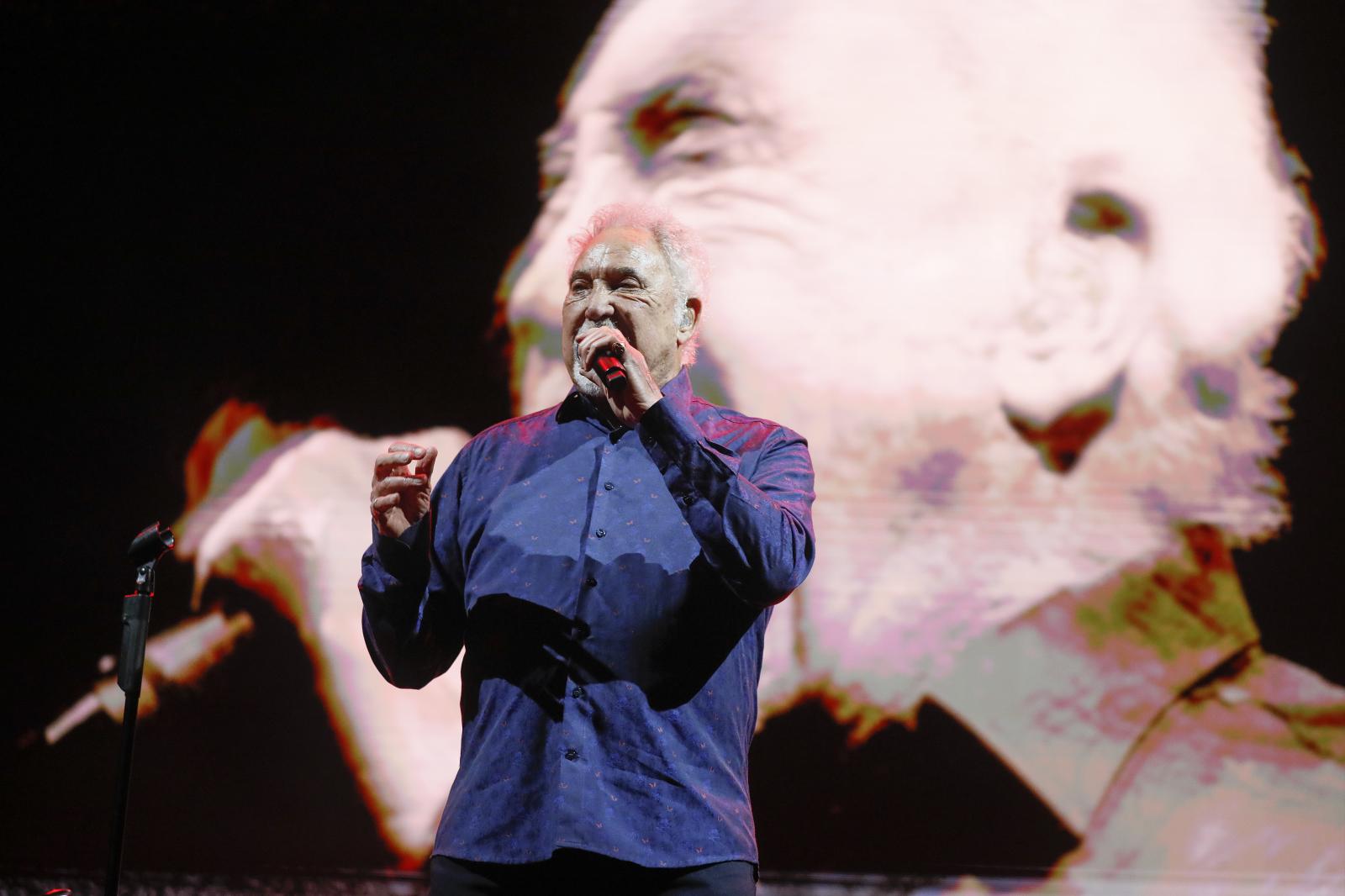 Tom Jones, durante su concierto en la Plaza de España de Sevilla