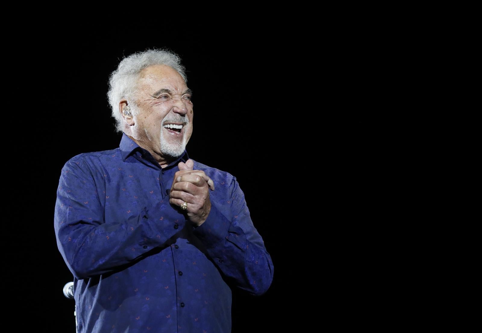 Tom Jones, durante su concierto en la Plaza de España de Sevilla