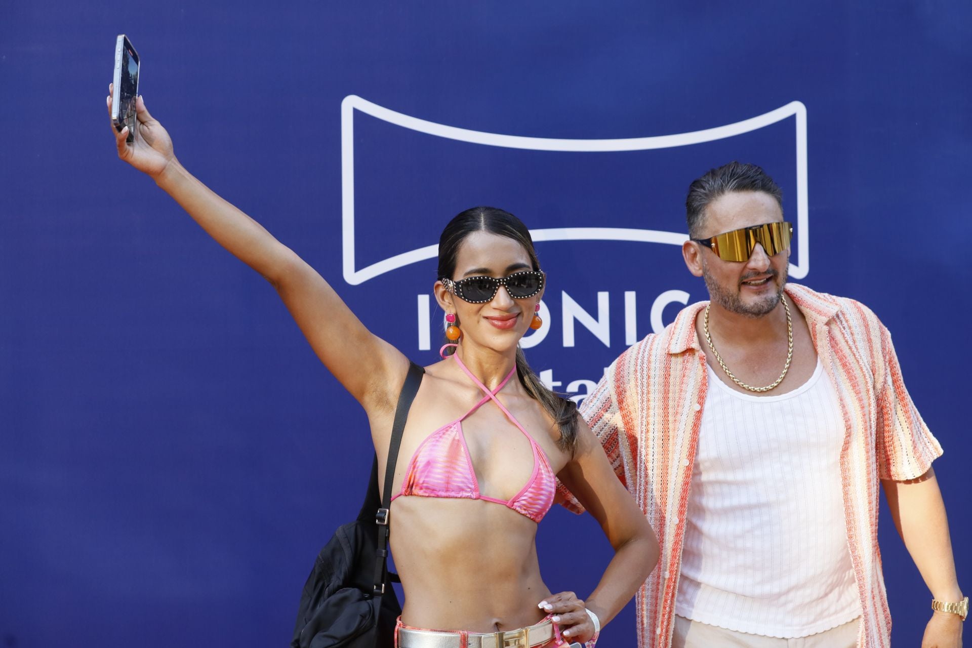 Aleja y Jaime en el photocall del Icónica Fest en la Plaza de España de Sevilla