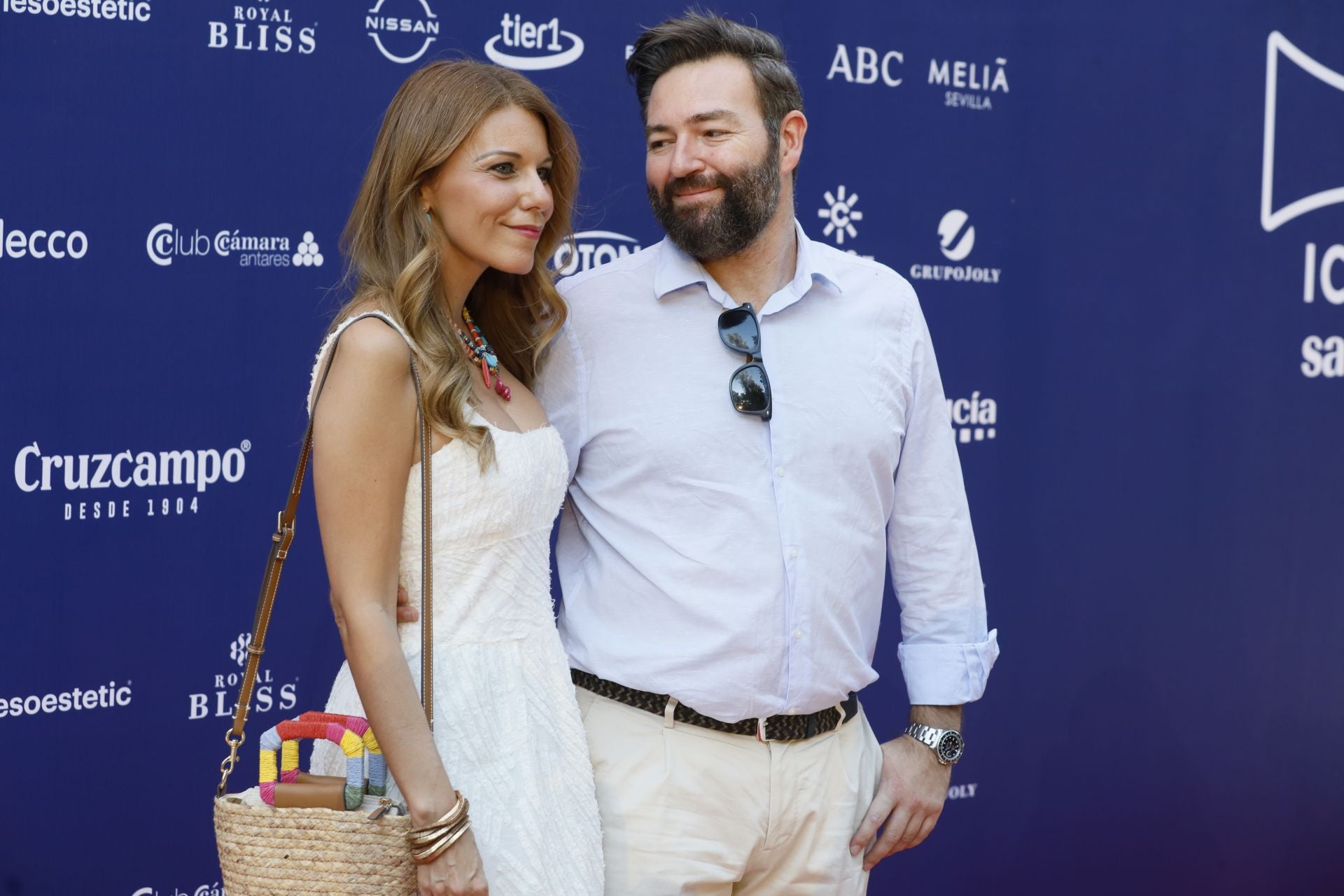Inma y Raúl en el photocall del Icónica Fest en la Plaza de España de Sevilla