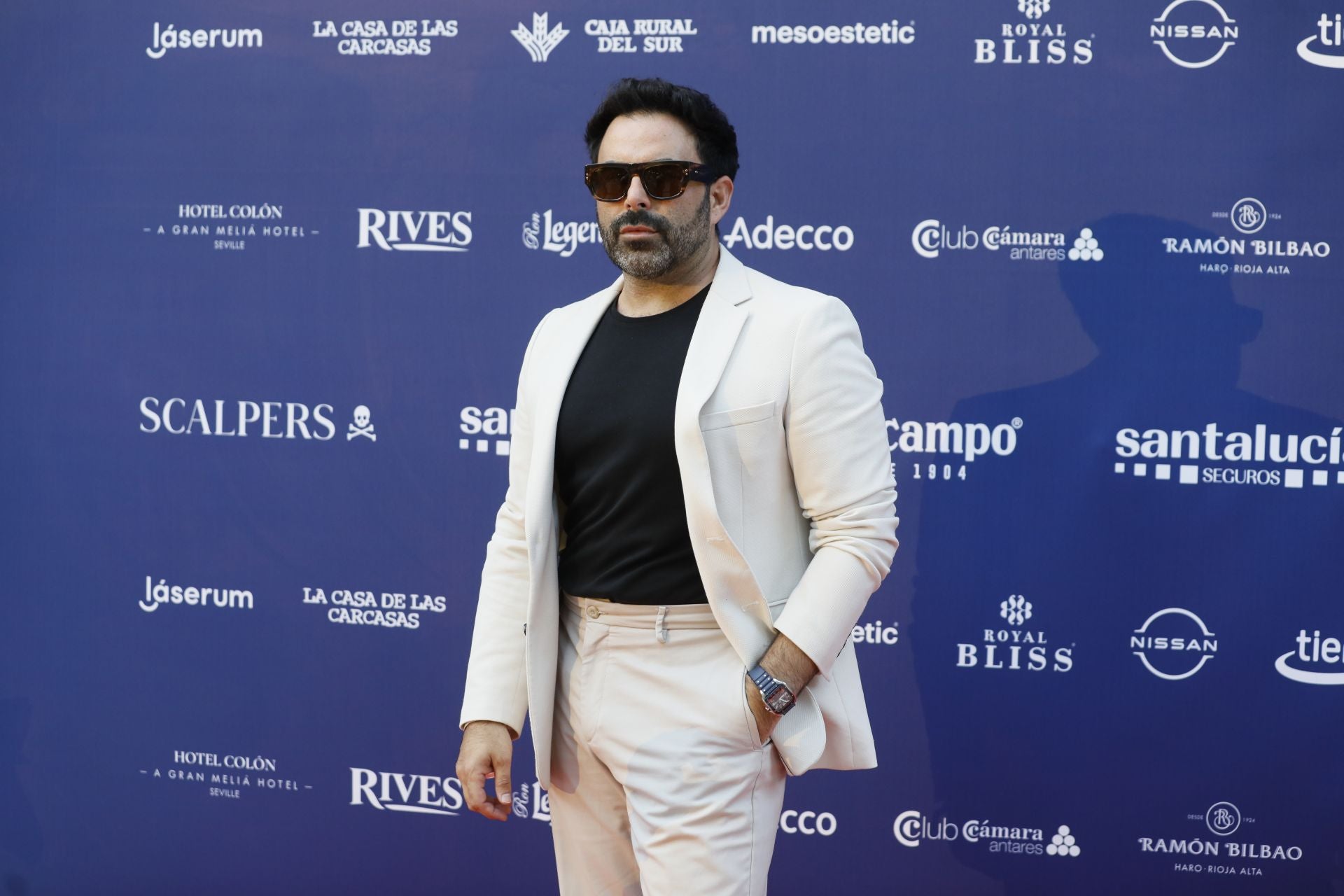 Iván Campaña en el photocall del Icónica Fest en la Plaza de España de Sevilla