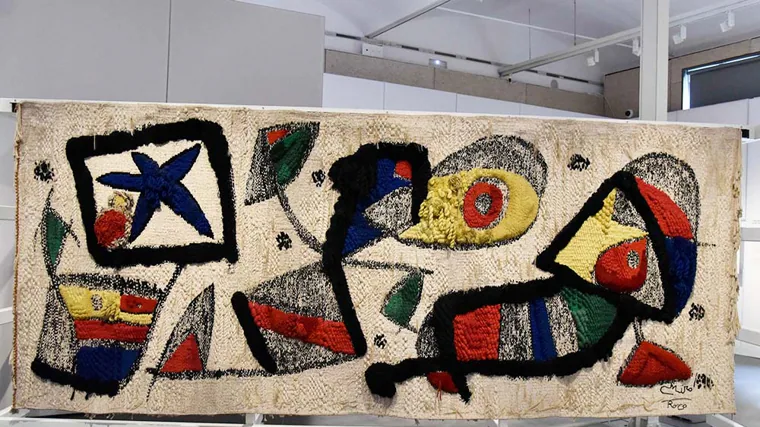 La icónica estrella que Miró diseñó para La Caixa, es la protagonista de esta exposición que se encuentra en las instalaciones del Caixaforum de Sevilla