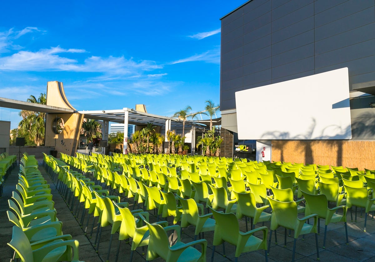 Una de las opciones para disfrutar del ocio en familia es el cine de verano que se instala en el Centro Comercial Zona Este