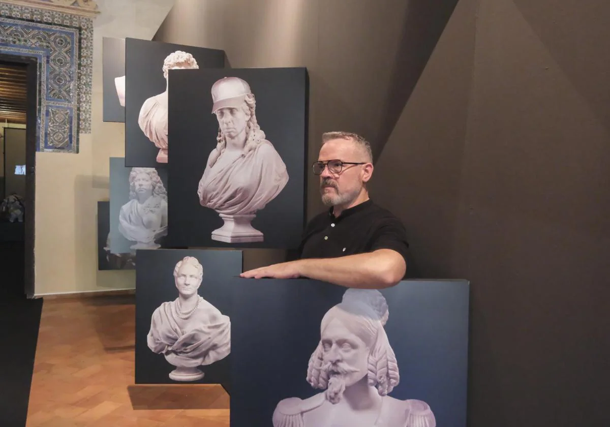 Ángel Pantoja, con algunas piezas de su exposición 'Bustos'