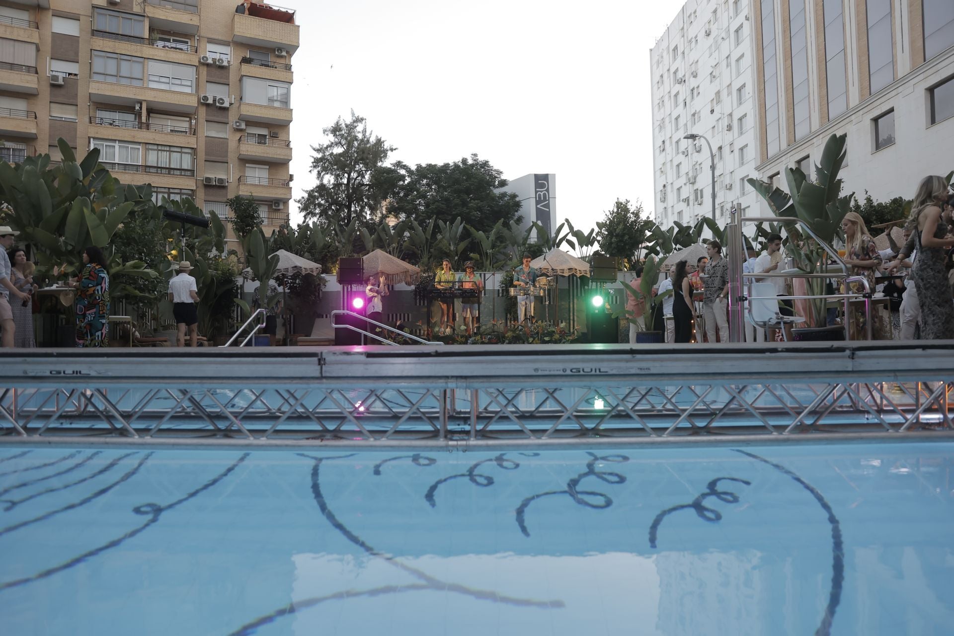 Piscina del hotel Only You, en la nueva terraza Limbo