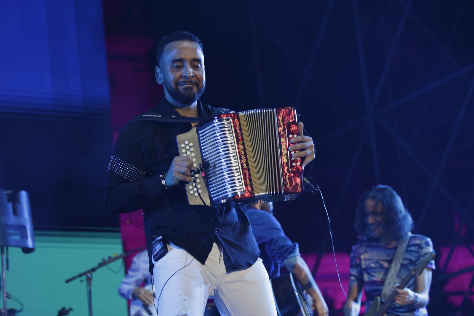 El rey del vallenato, en un momento de su actuación en el escenario de la Plaza de España