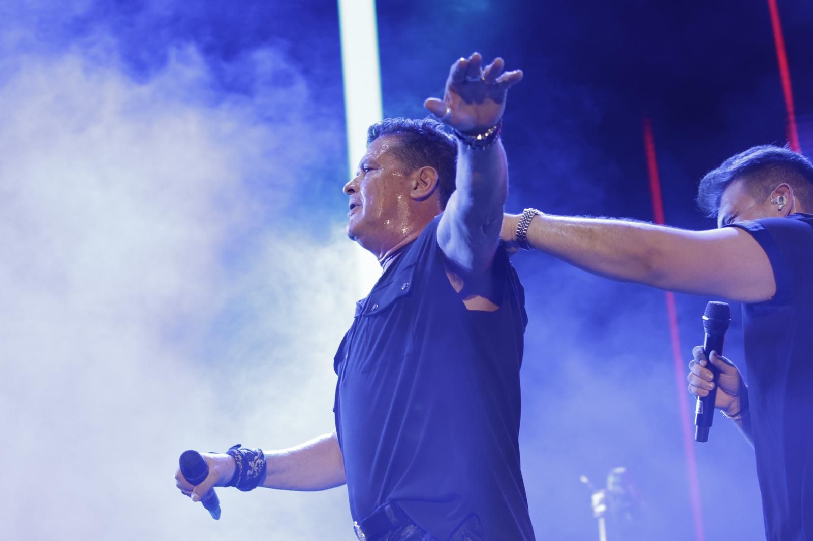 El rey del vallenato, en un momento de su actuación en el escenario de la Plaza de España