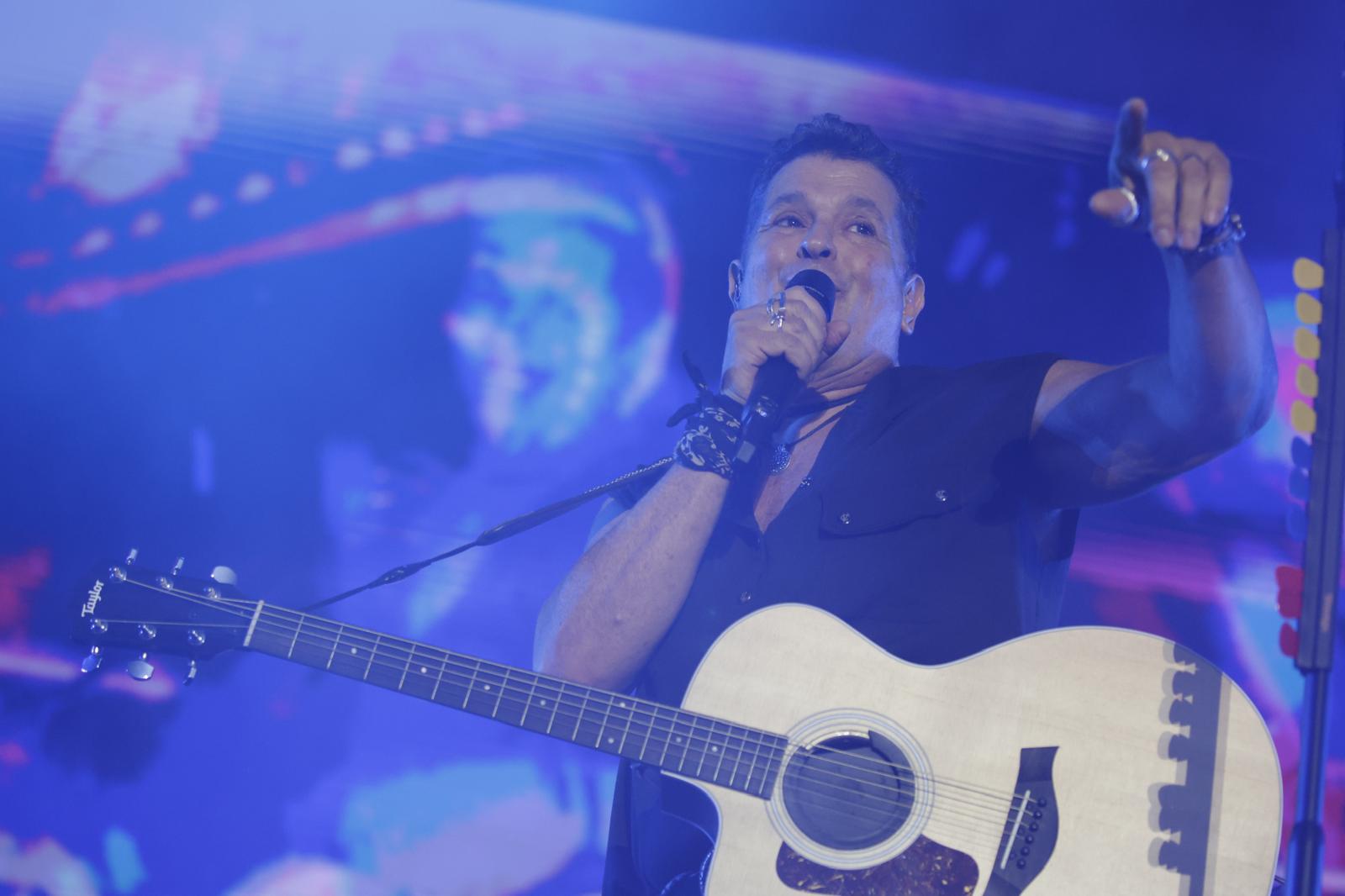 El rey del vallenato, en un momento de su actuación en el escenario de la Plaza de España