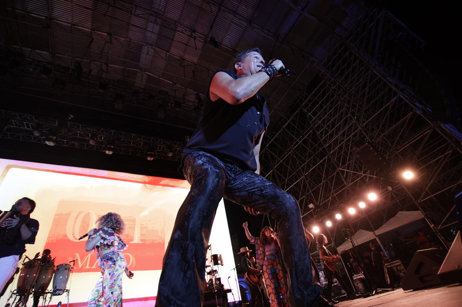 El rey del vallenato, en un momento de su actuación en el escenario de la Plaza de España