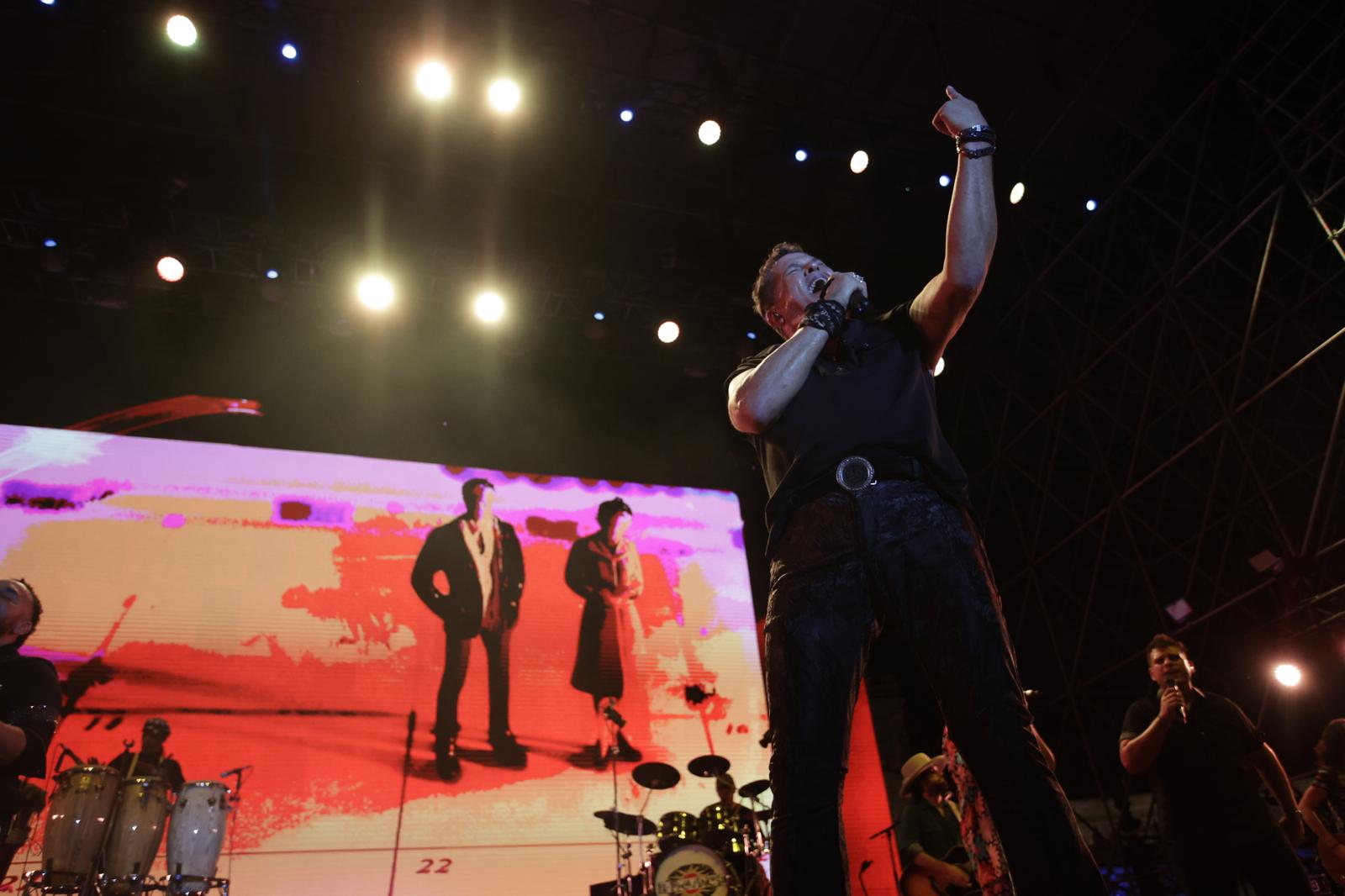 El rey del vallenato, en un momento de su actuación en el escenario de la Plaza de España