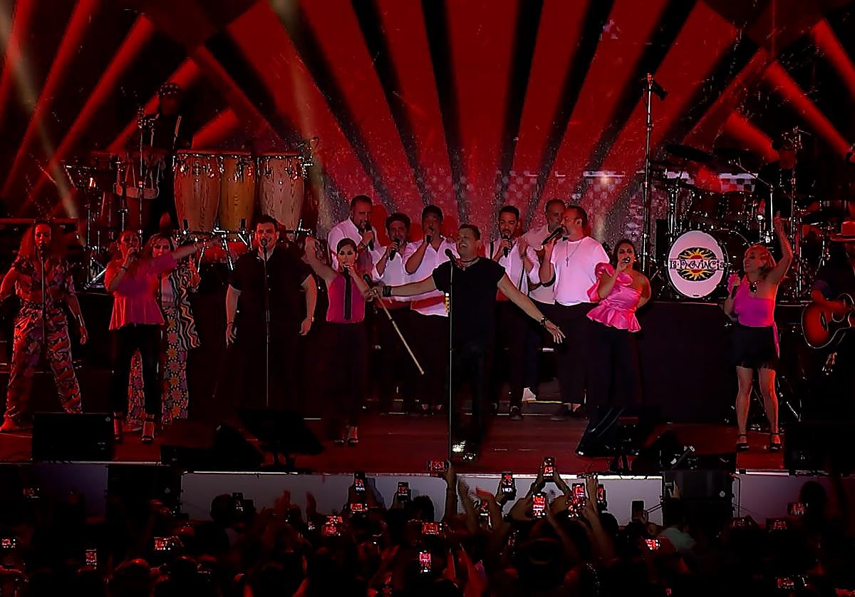 Carlos Vives con el grupo Raya, durante el concierto en Icónica Santalucía Sevilla Fest