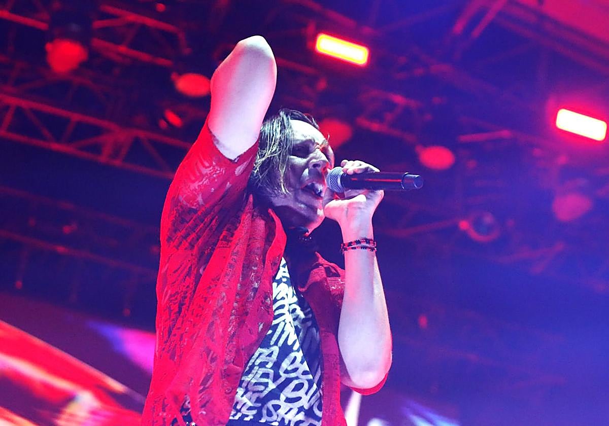 El vocalista de Arcade Fire, Win Butler, durante su concierto en Icónica Santalucía Sevilla Fest